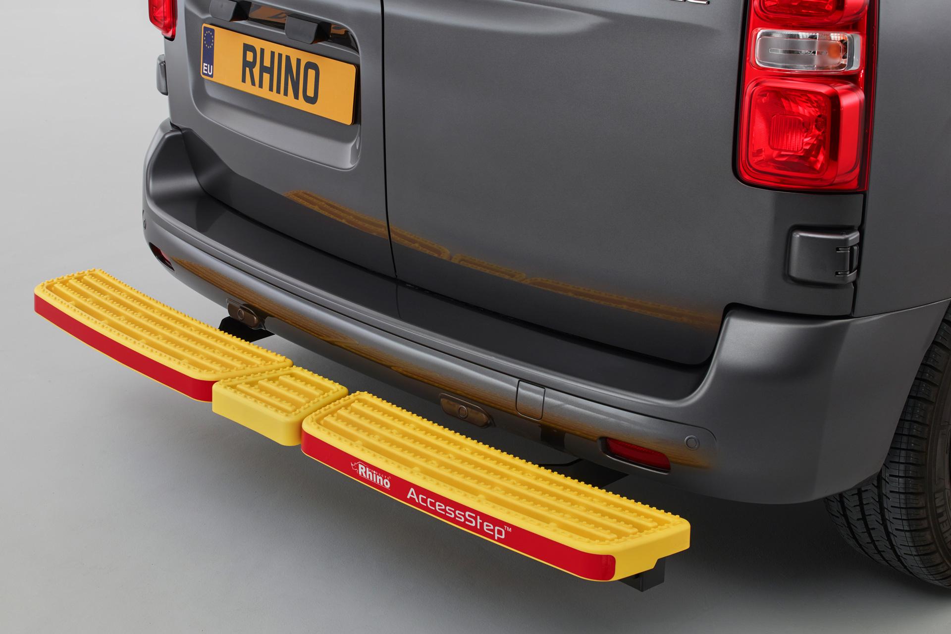 Kuvassa AccessStep takaoven astinlauta Kolmiosainen Iveco Daily 2014-