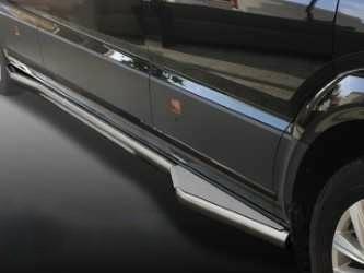 Kuvassa Kylkiputket astimilla VW Crafter 2017- SWB (Etuovet)