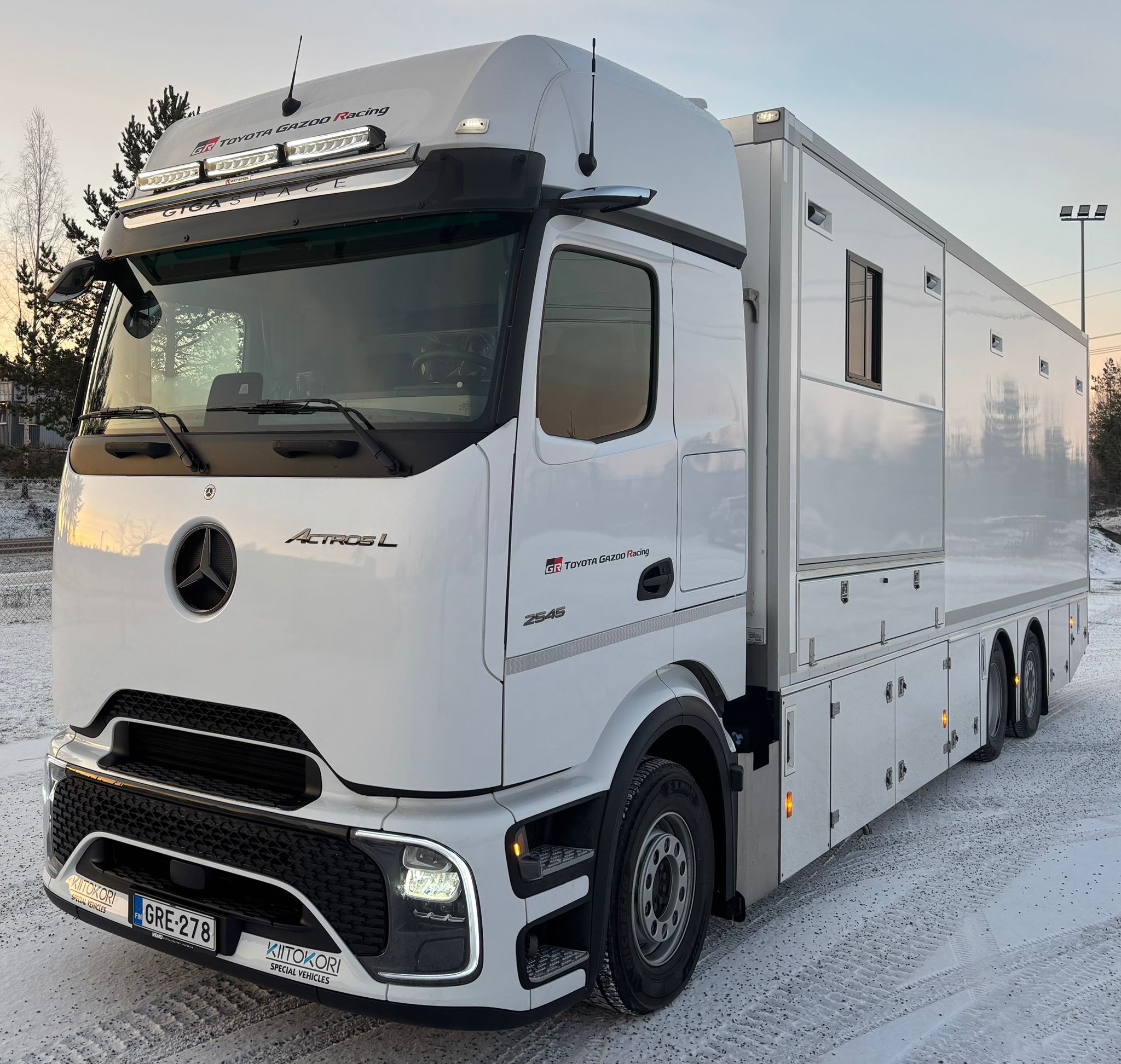 Kuvassa Lisävaloteline Visor V54 MB Actros Giga / BigSpace 2,5m