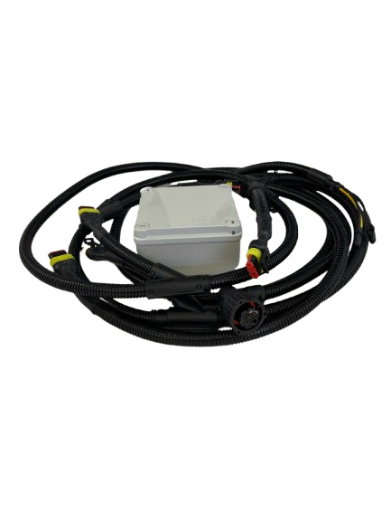 Johtosarja karjapuskurille 6x3nap. Superseal Tämä johtosarja karjapuskuriin on suunniteltu erityisesti lisävalojen asennukseen. Sarja soveltuu jopa kuudelle 200W lisävalolle, joissa 3-napainen Superseal liitin! Ominaisuudet: Liitin: 3-napainen Superseal - Tämä tekee asennuksesta nopeaa ja helppoa. Lähdöt majakalle ja parkkivaloille – Johtosarjassa on valmiit lähdöt sekä majakalle että parkkivaloille, mikä mahdollistaa tälläisten ominaisuuksien omaavien lisävalojen asennuksen! Tehonkesto jopa 50A / 6x200W – Sopii jopa kuudelle 200 watin lisävalolle. Asennus video! Muista tilata myös syöttökaapeli karjapuskurille! Syöttökaapeli varmistaa optimaalisen virransyötön, jolloin voit hyödyntää valaisimia täyteen kapasiteettiin, Plug & Play liitos johtosarjaan!