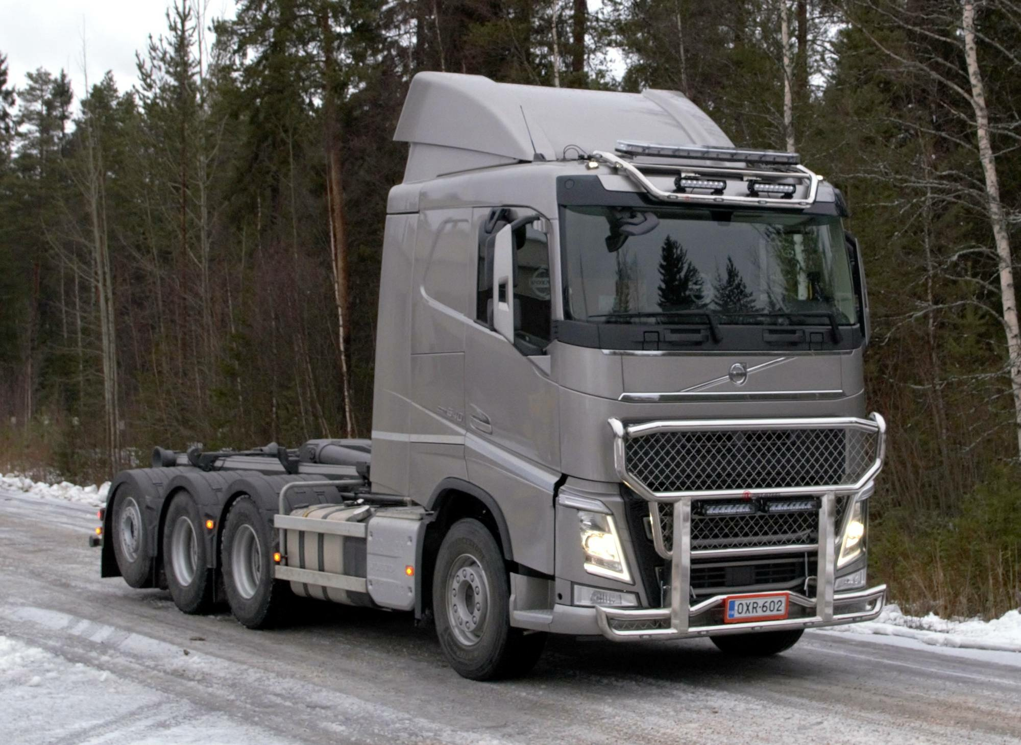 Kuvassa Karjapuskuri Freeway V25 Volvo FH4-