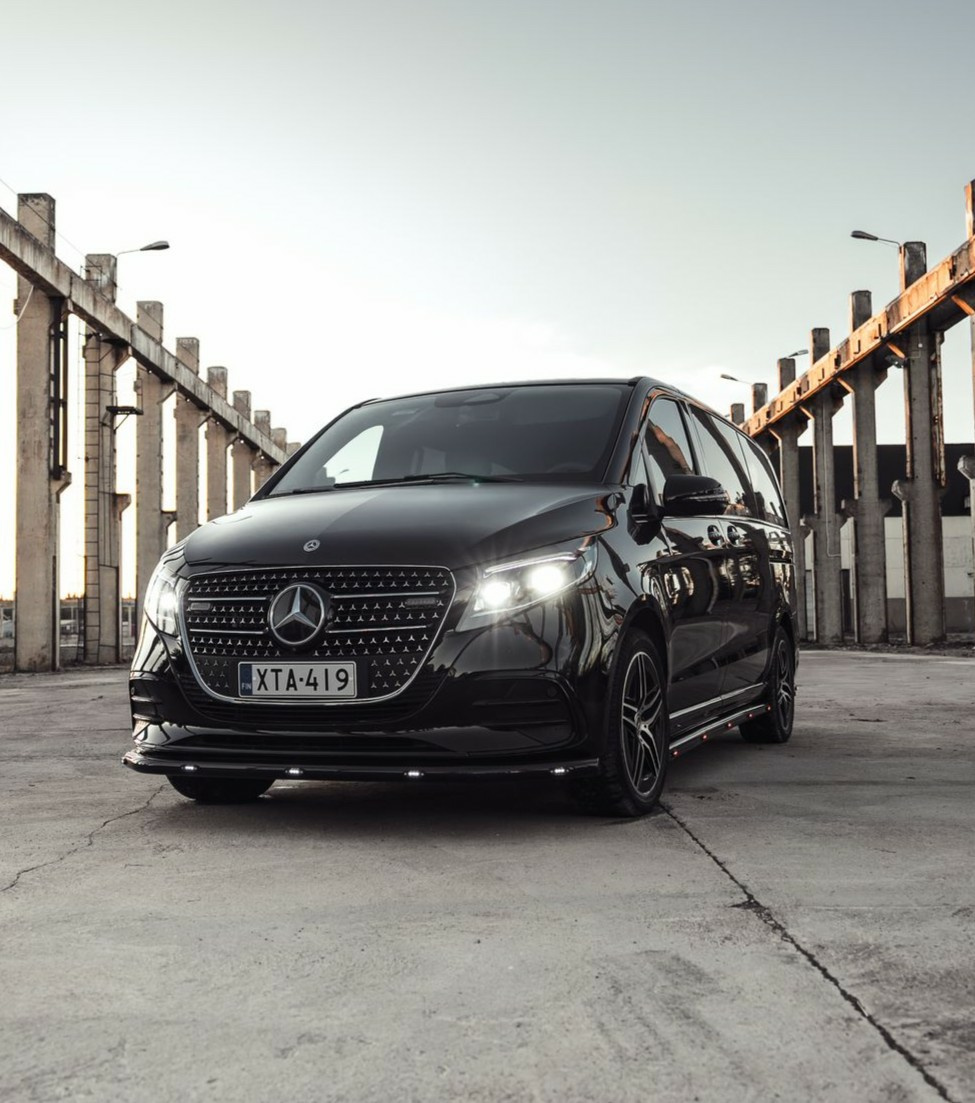 Kuvassa Kylkiputket Mercedes-Benz V-sarja 2024- (SWB / AMG)