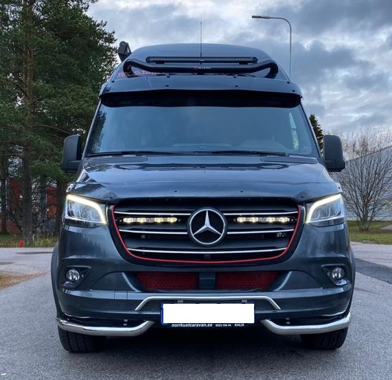 Kuvassa Lazer Grille Kit MB Sprinter 2018- Linear 12 lisävaloilla
