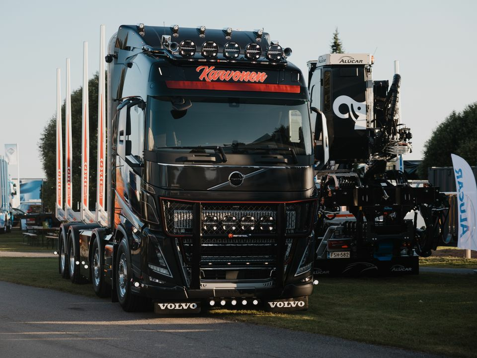 Kuvassa Karjapuskuri Freeway V33 Volvo FH4-