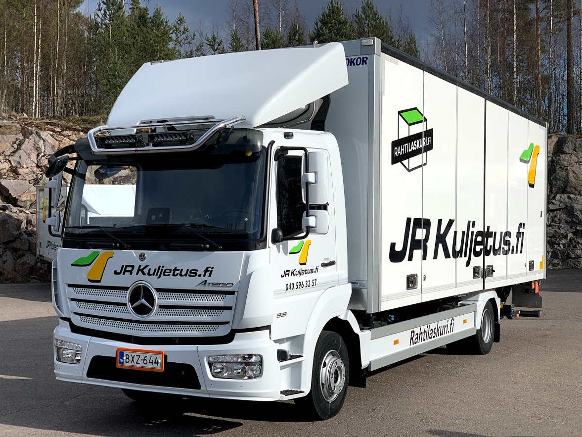 Kuvassa Lisävaloteline katolle MB Atego ClassicSpace 2,3m