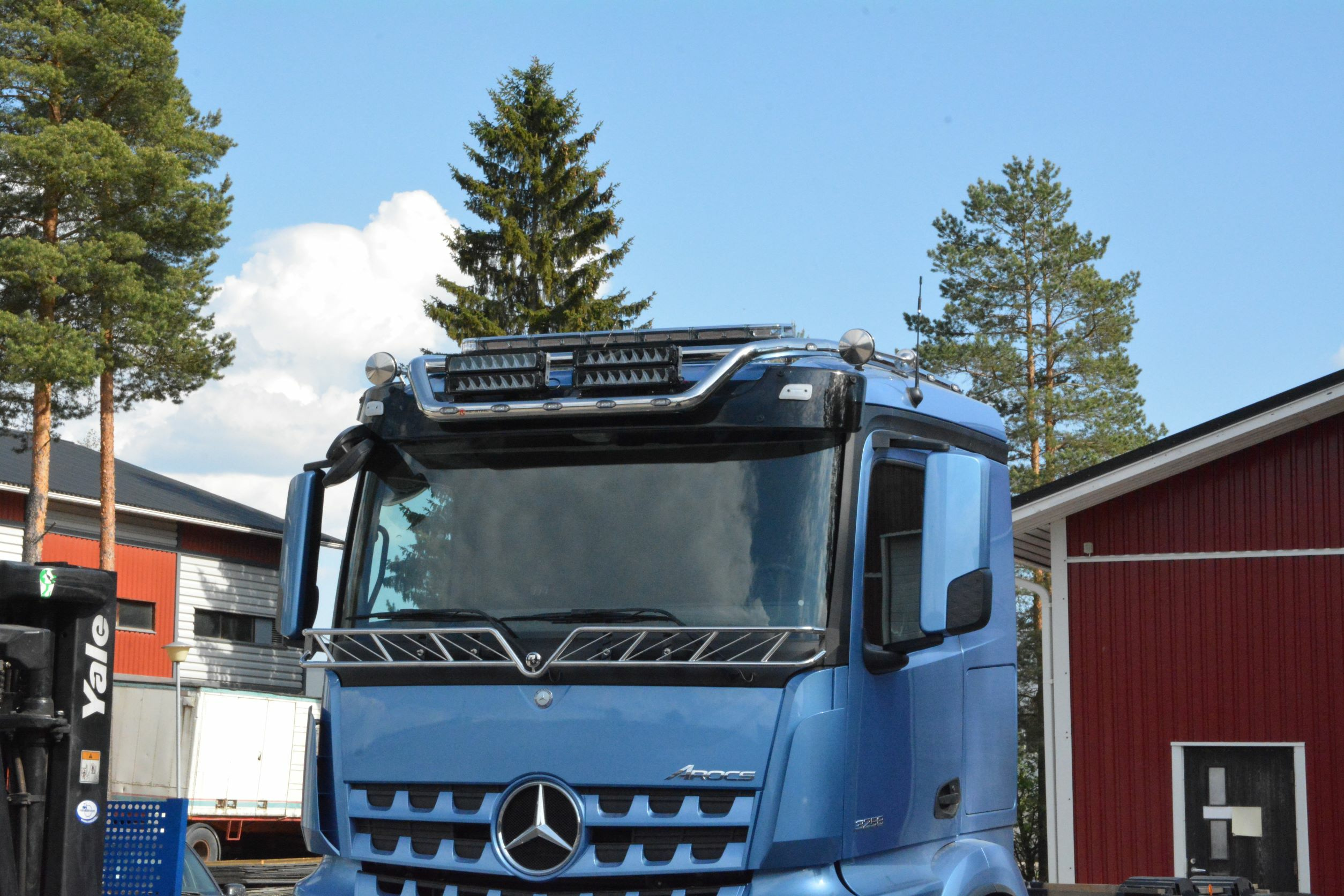 Kuvassa Lisävaloteline katolle sivujatkoilla MB Actros/Arocs ClassicSpace 2,3m L