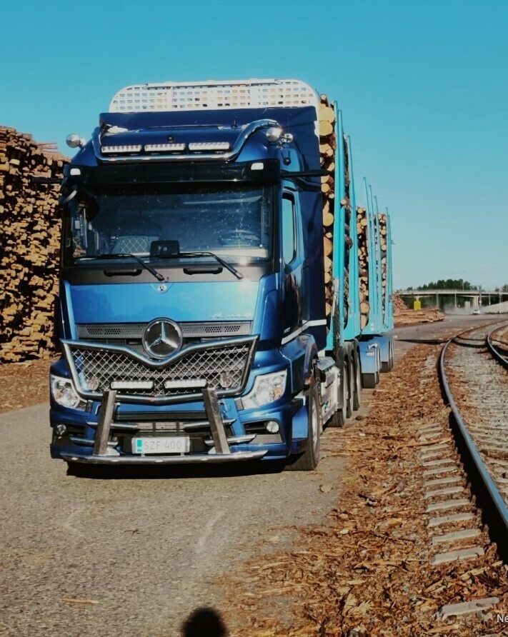 Kuvassa Karjapuskuri Freeway MB Actros L