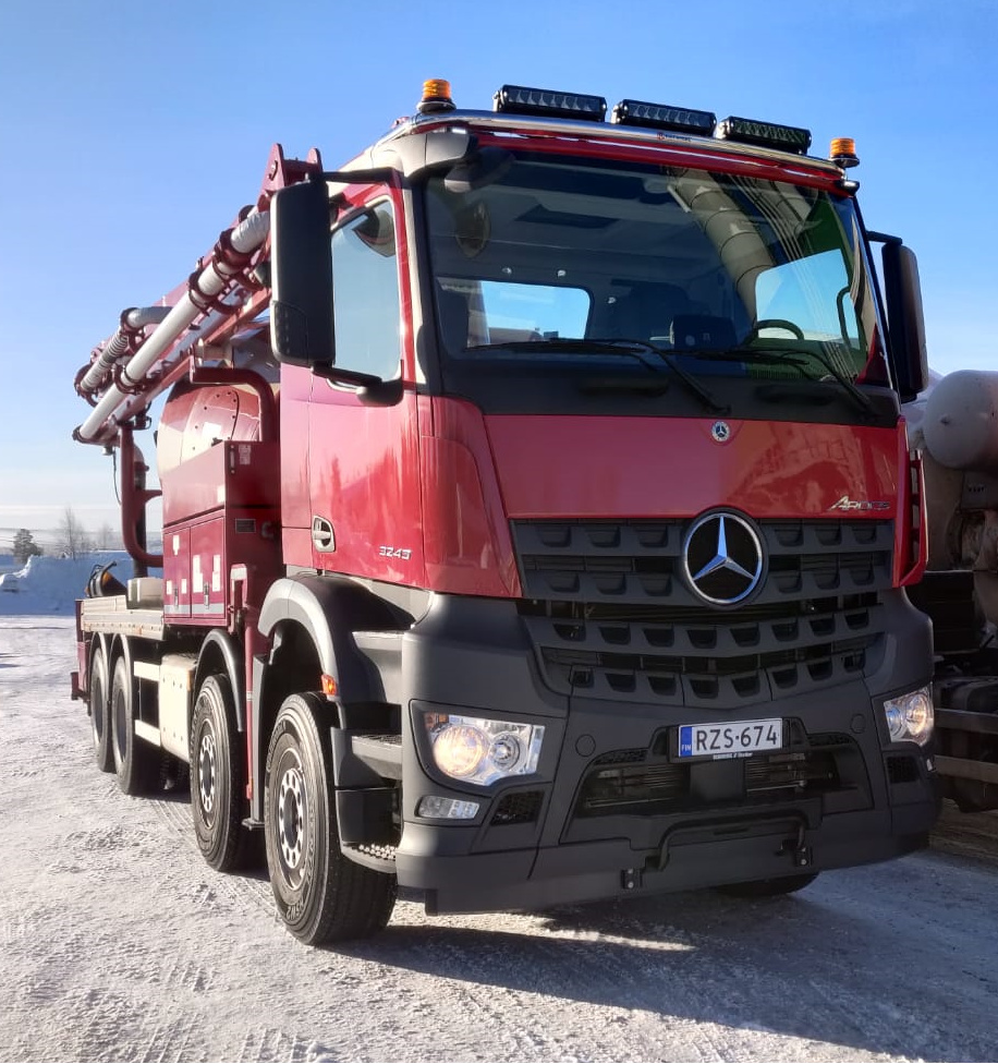 Kuvassa Lisävaloteline katolle MB Actros/Arocs CompactSpace