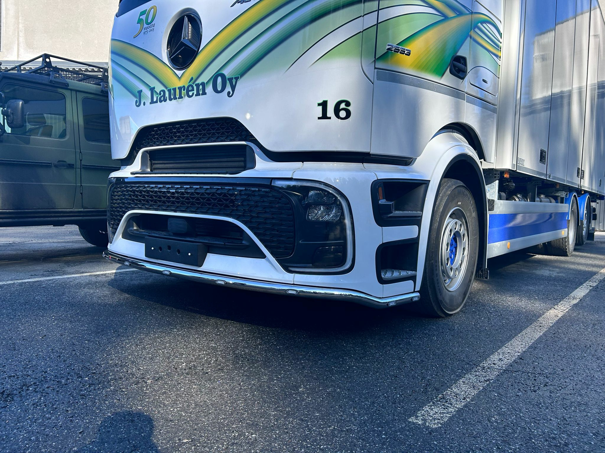 Kuvassa Etuhelmaputki MB Actros ProCabin