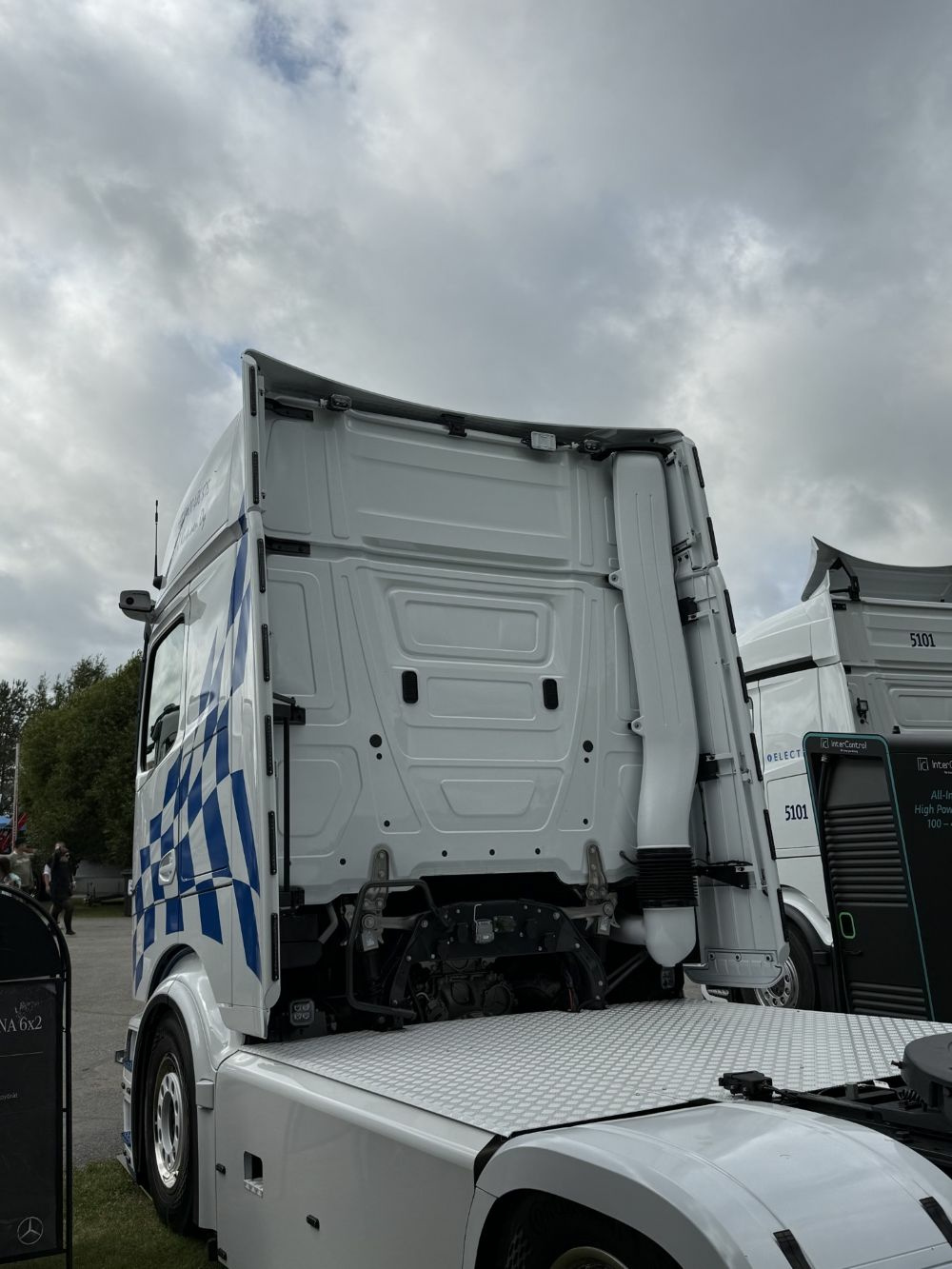 Kuvassa Koristeputket sivutuuliohjaimiin MB Actros Procabin GigaSpace