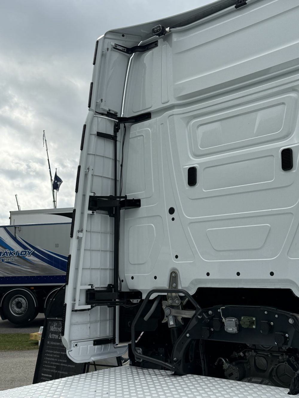 Koristeputket sivutuuliohjaimiin MB Actros Procabin GigaSpace - Image 3