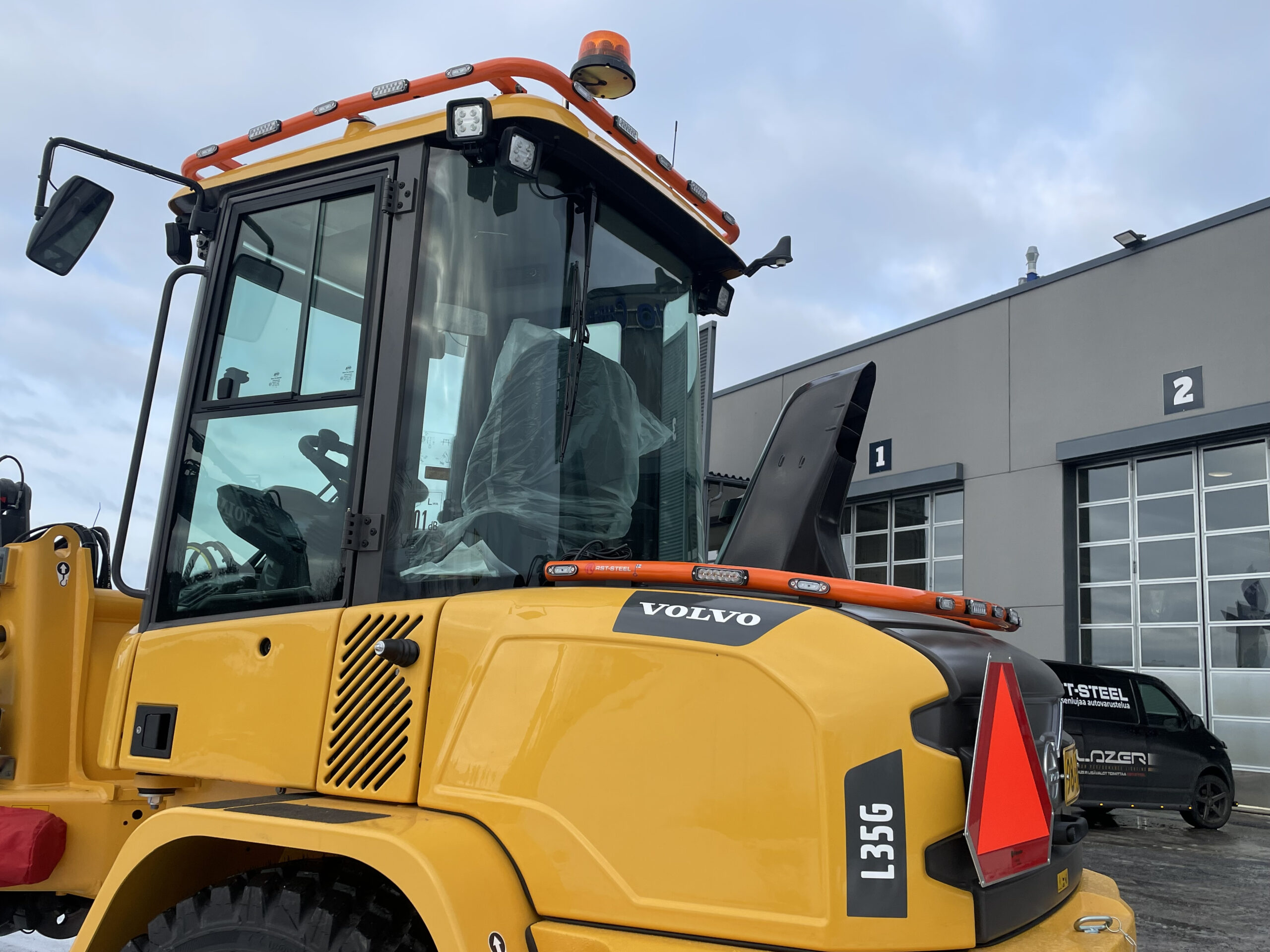 Valoteline taakse konepellin päälle Volvo L30-35G