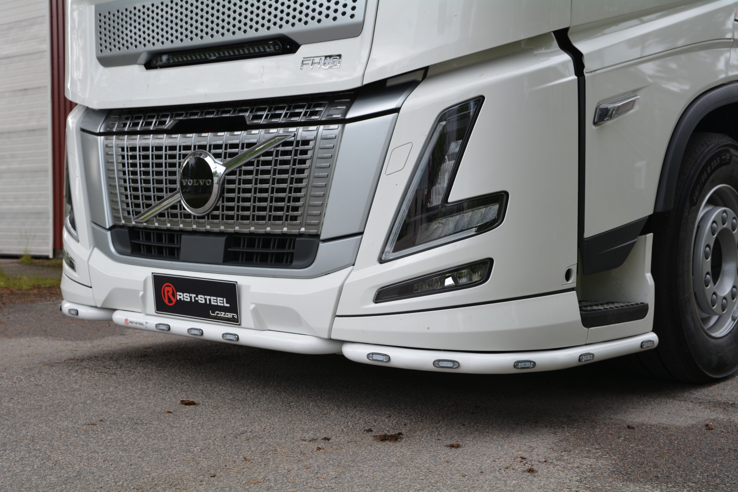 Kuvassa Etuhelmaputki 3-os Lowline V22 Volvo FH AERO