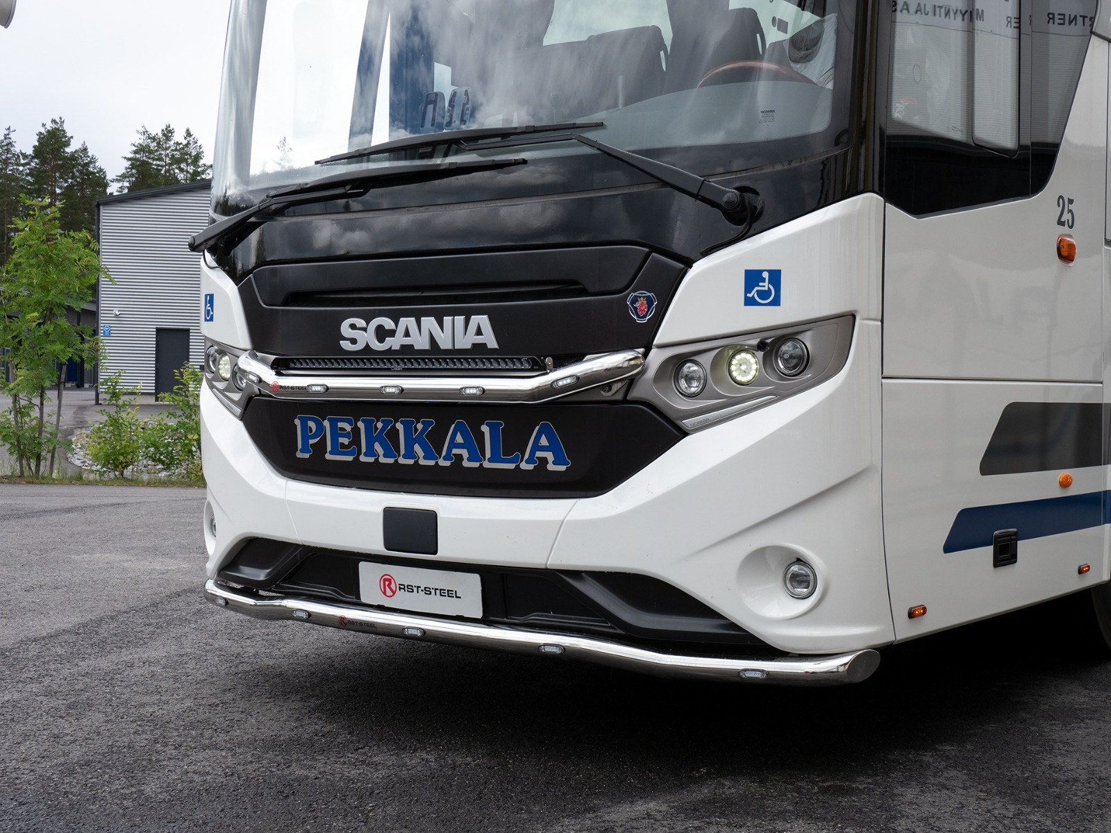 Kuvassa Etuhelmaputki Lowline V06 linja-auto Scania Interlink