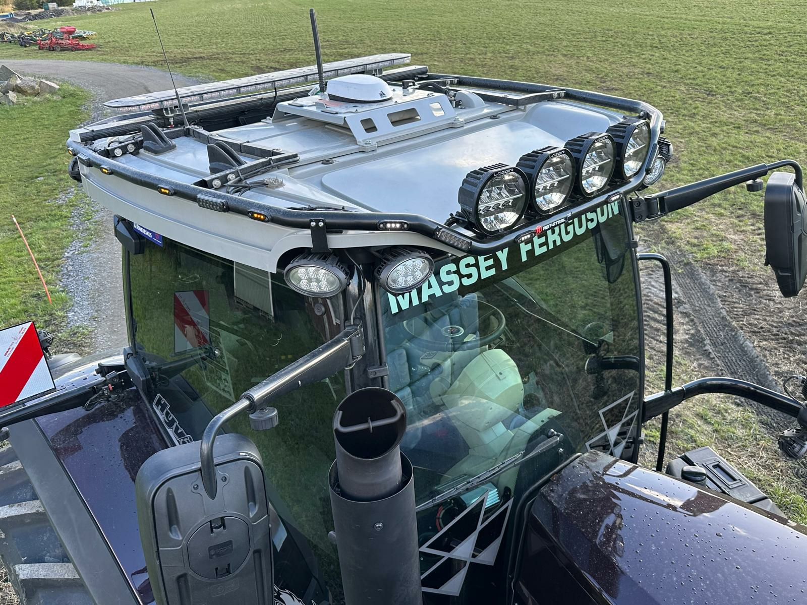 Kuvassa Valoteline katolle MF S8700 2014-