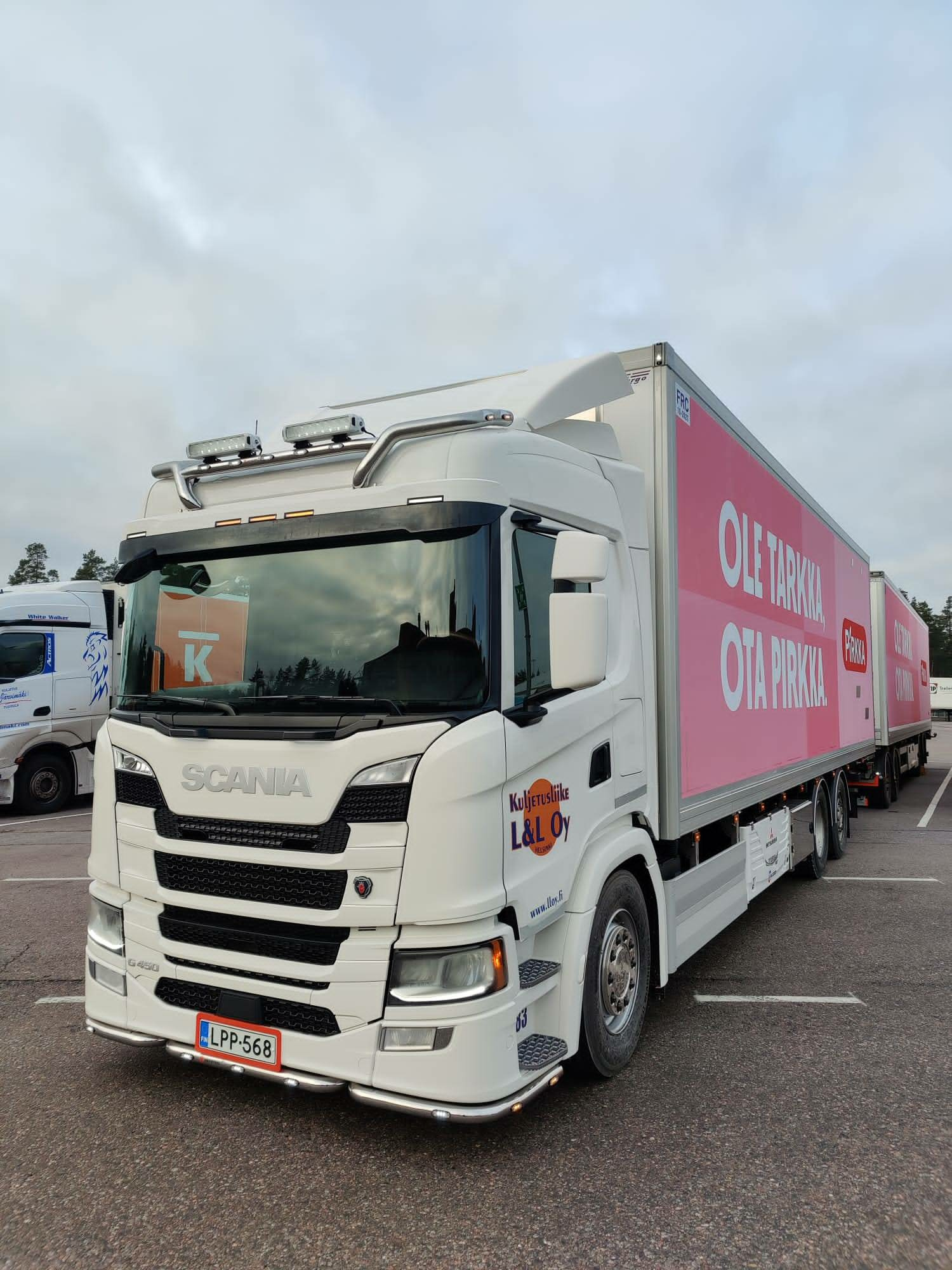 Kuvassa Etuhelmaputki Lowline V21 Scania NextGen