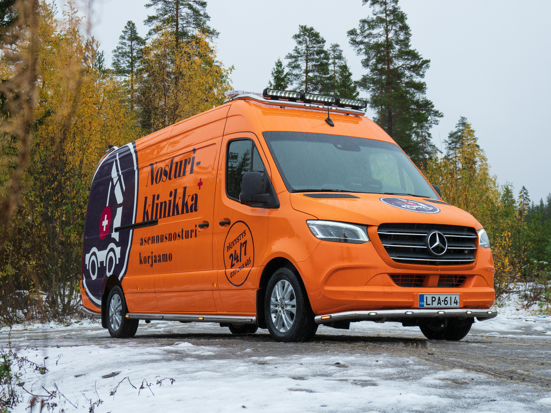 Kuvassa Lisävaloteline katolle MB Sprinter (korkea kattokorkeus) 2006-