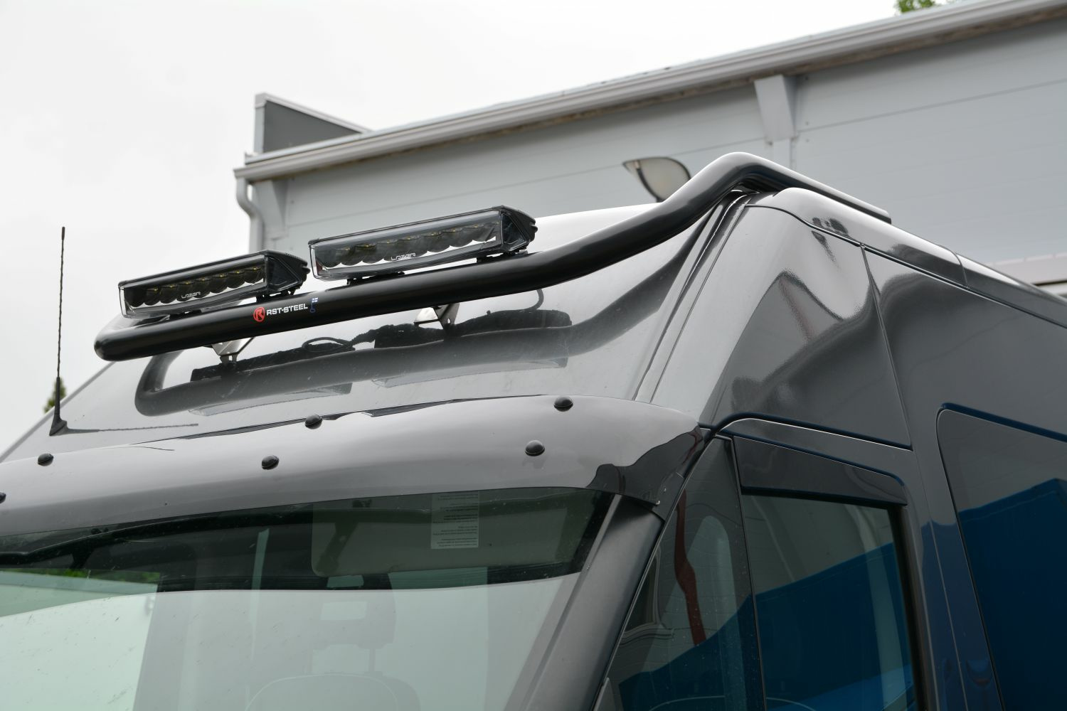 Kuvassa Lisävaloteline katolle Iveco Daily korkeakattoinen - Ø60mm