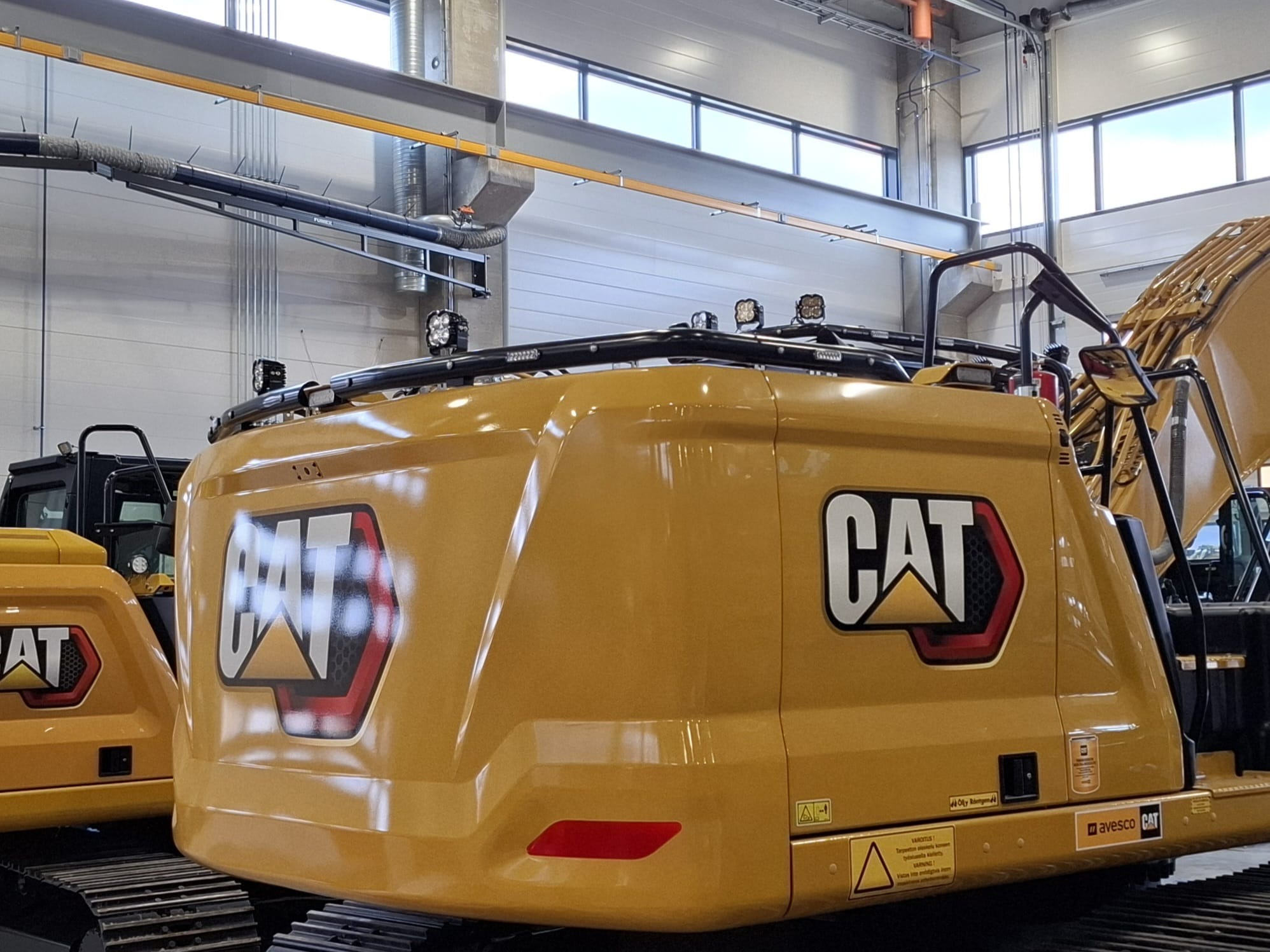 Kuvassa Valoteline taakse Caterpillar NextGen 330 (Premium light kit)