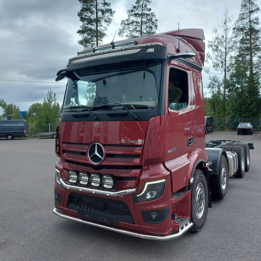 Kuvassa Lippavaloteline Mercedes-Benz Actros 2.3m
