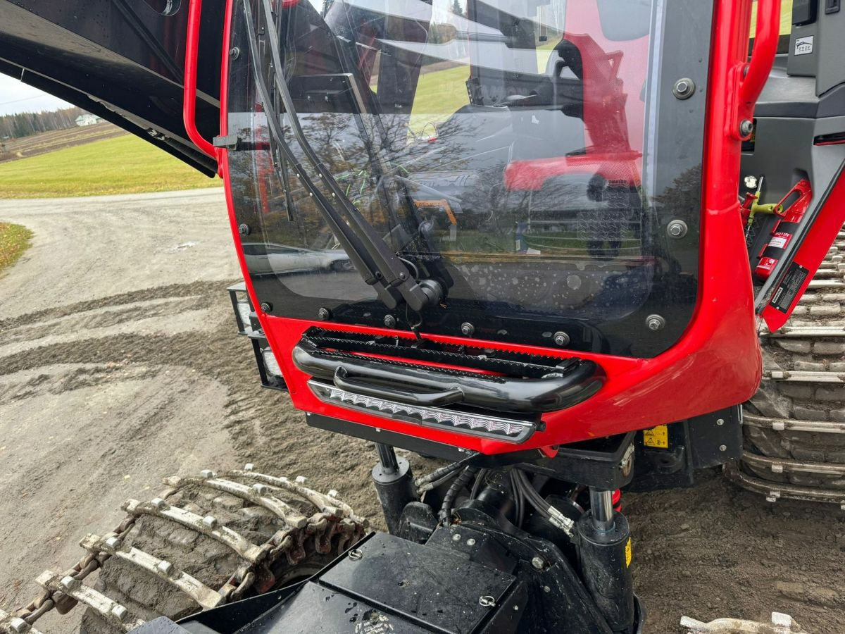 Kuvassa Astinlauta ohjaamon etupuolelle Komatsu harvesteri 2016-