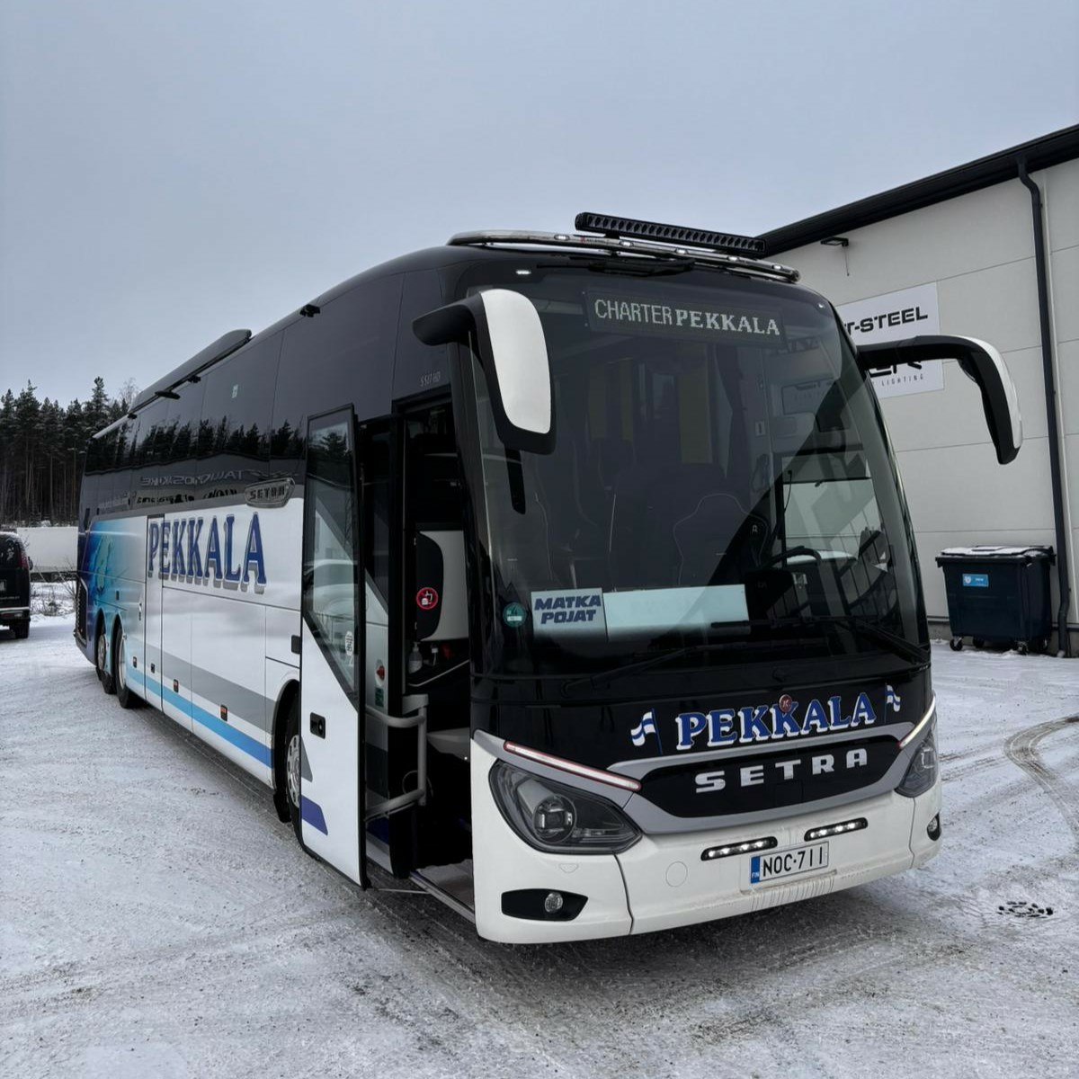 Kuvassa Lisävaloteline katolle Basic V01 Setra HD / HDH
