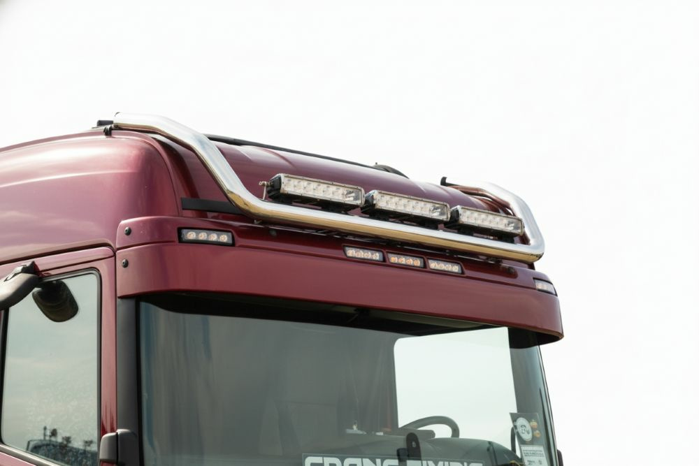 Kuvassa Lisävaloteline katolle Scania Highline 2005-2016