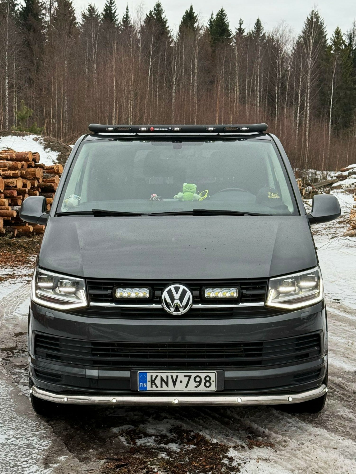 Kuvassa Lisävaloteline katolle VW T6 / T6.1
