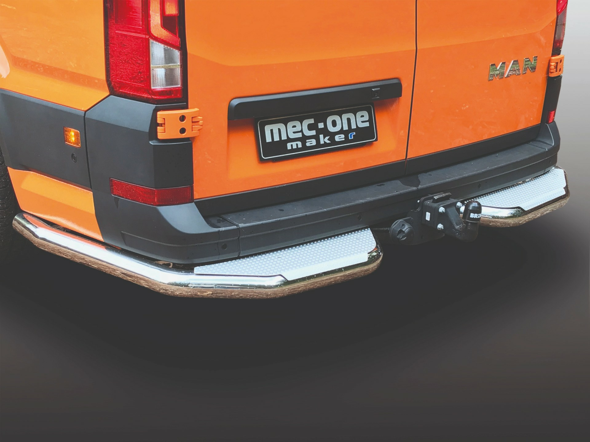 Kuvassa Takakulmaputket astimilla Volkswagen Crafter 2017- (Pitkä)