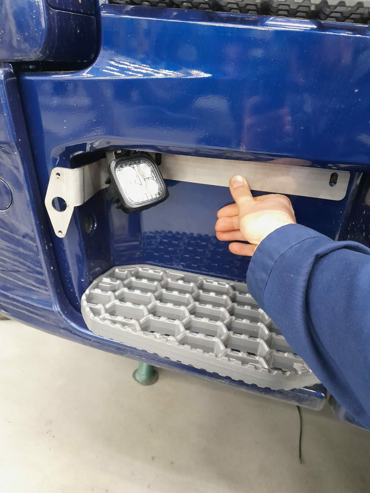 Kuvassa Työvalokiinnike pari askelmaan Scania Next Gen